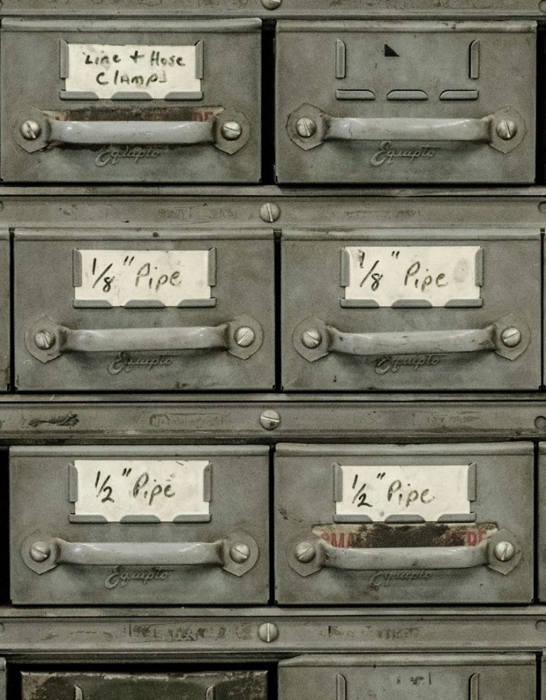 Digitale Staubfänger in Umsatz verwandeln Metallene Schublade mit beschrifteten Etiketten, die verschiedene Papierformate anzeigen.